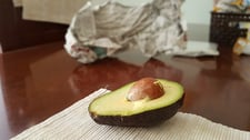 Imagen de Envolver fruta en periódico para que madure