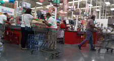 Imagen de Tiendas de Monclova Coahuila, despiden a adultos mayores de empacadores