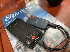 Imagen de iPhone 15 y su conector USB-C para grabar directo a disco duro